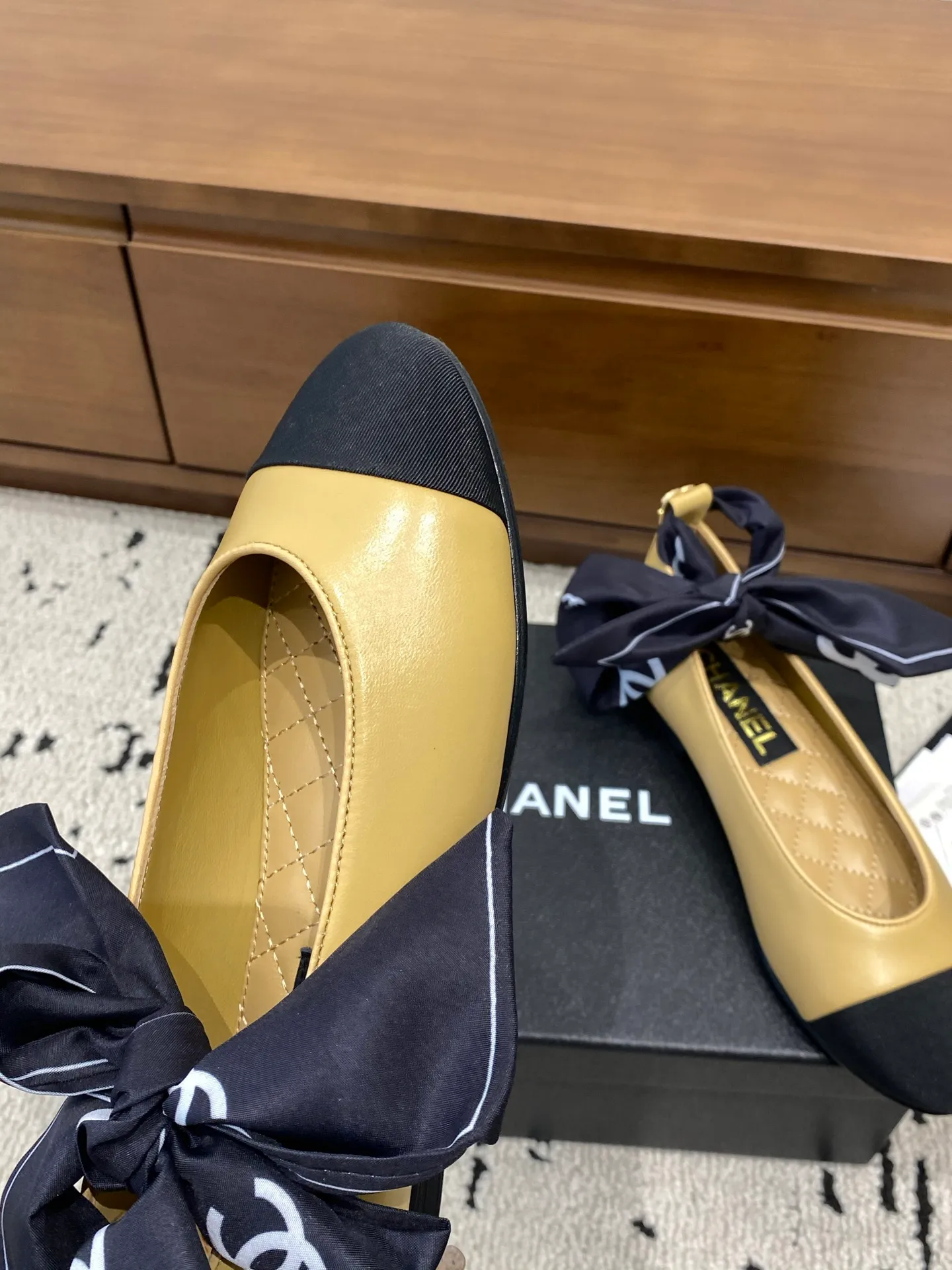 👟👟Ex-factory price 580👟👟 🍀CHANEL2026 early autumn new model, Mary Jane leather cover Chanel Xiaoxiang C home flat ribbon 🎀Comfortable ballet shoes Customized catwalk haute couture, simple yet sweet and playful Solid color fabric is refreshing and easy to wear Buckle design shoes are more heeling Upper: Customized sheepskin Inner foot pad: sheepskin Sole: Italian genuine leather sole Number of yards: 35-40 (customized 40 pieces are non-refundable)